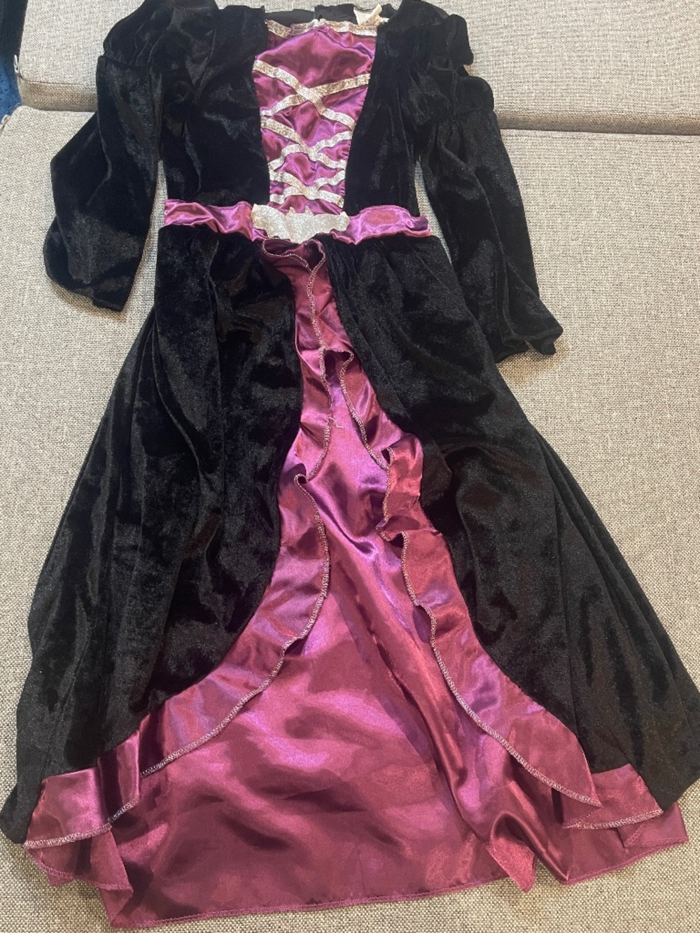 Childs Halloween Costume Sorceress/witch/vampire dress purple and balck size‎ M